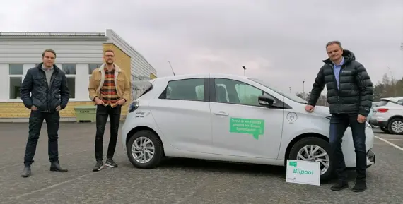 Thomas Axelsson, Business Strategist NEVS, John Olausson Vd på Ezeride och Owe Lång, Ekonomi- och IT-chef på Eidar med en av bolagets elbilar som nu hyresgäster och personal kan hyra på kvällar och helger.