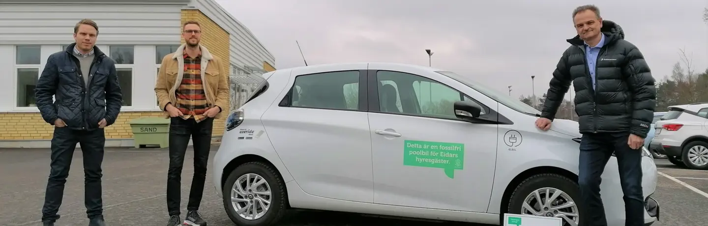 Thomas Axelsson, Business Strategist NEVS, John Olausson Vd på Ezeride och Owe Lång, Ekonomi- och IT-chef på Eidar med en av bolagets elbilar som nu hyresgäster och personal kan hyra på kvällar och helger.