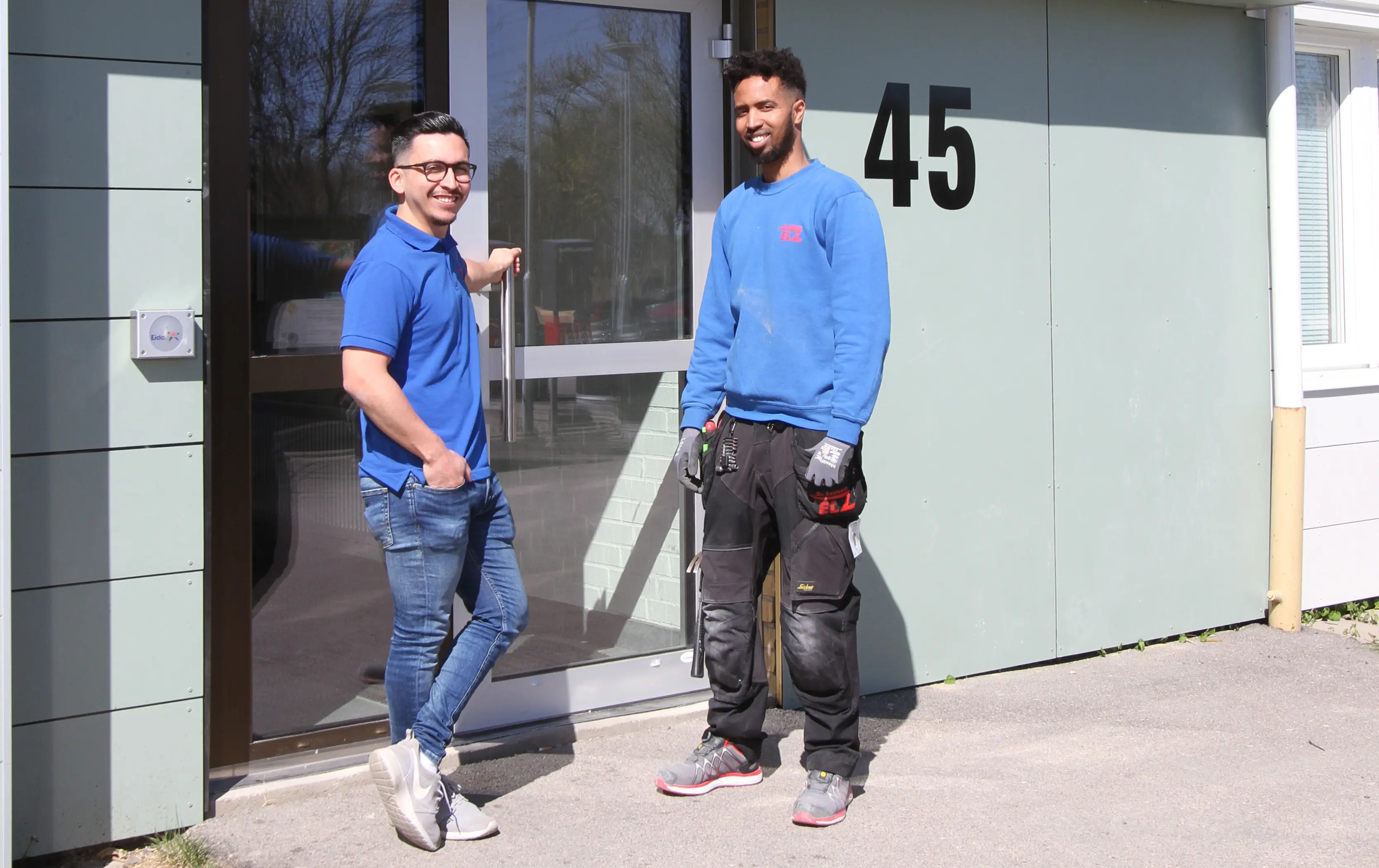 Två killar utanför entrédörr på Guldvingen