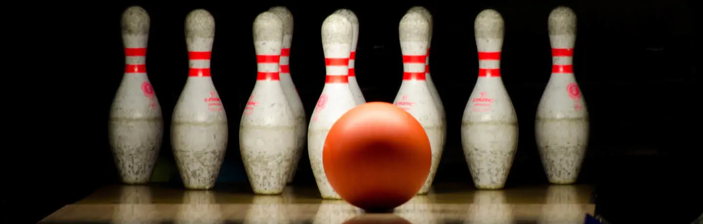 bild på bowlingkäglor och bowlingklot