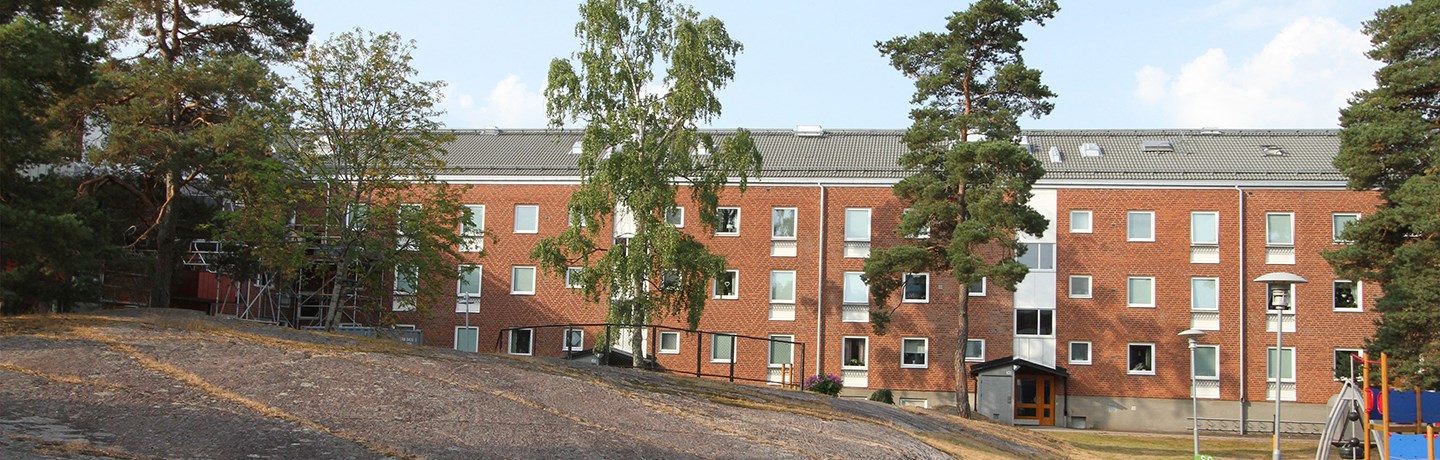 Fasadbild över kvarteret Sågkvarnen & Gasellen på Hjortmossegatan och Klintvägen i Trollhättan.