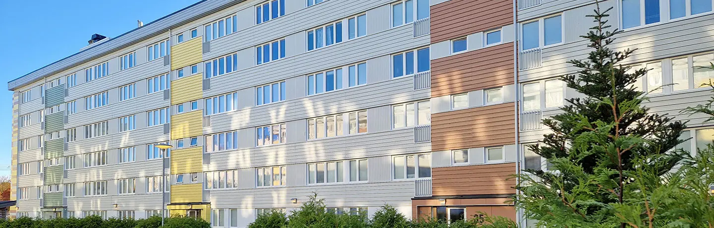 Fasadbild över ett höghus i kvarteret Guldvingen på Lextorpsvägen i Trollhättan.