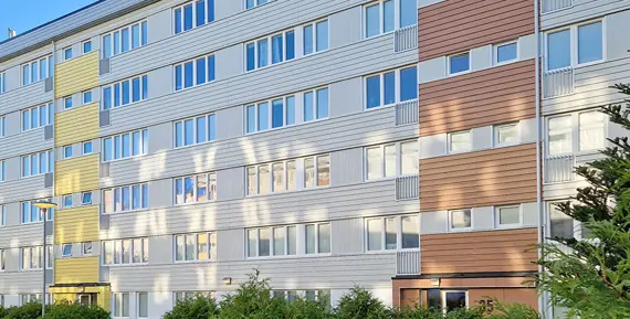 Höghus med ny fasad i kvarteret Guldvingen