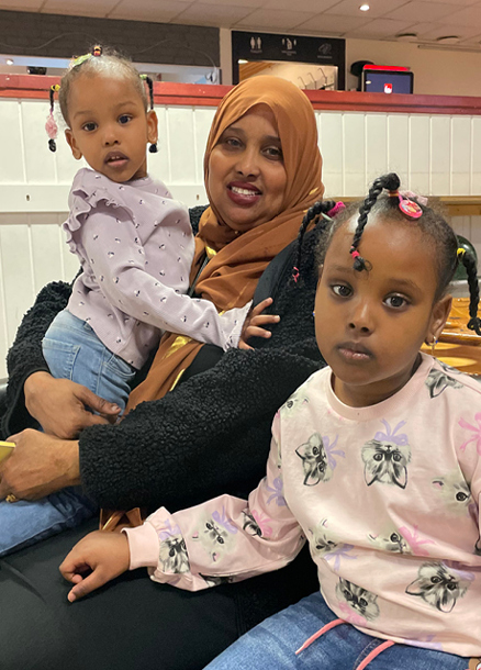 Ifrah Osman med två av barnen