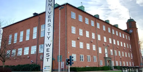 Bild på A-huset på högskolans campusområde