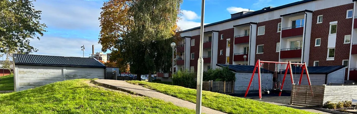 Fasadbild från kvarteret Spaden på Lantmannavägen i Kronogården i Trollhättan.