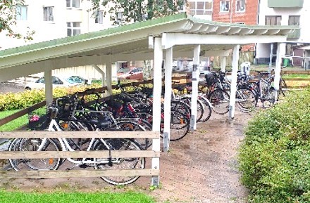 Öppen cykelparkering utomhus med tak