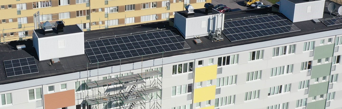 Solceller ovanpå taket i kvarteret Guldvingen i Lextorp, Trollhättan