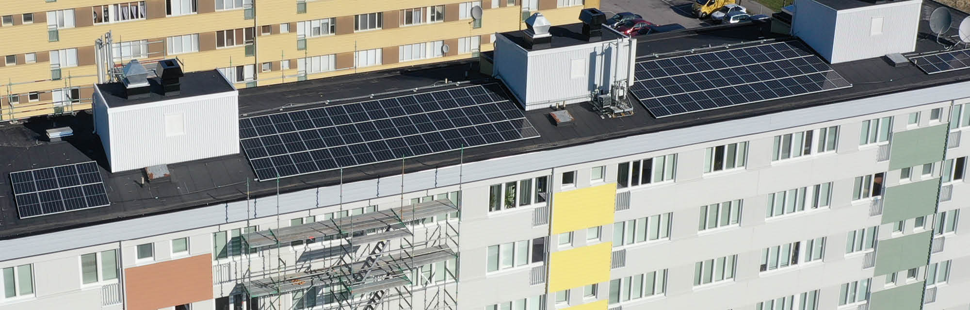 Solceller ovanpå taket i kvarteret Guldvingen i Lextorp, Trollhättan