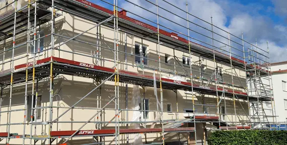 Hus på Rinmansgatan 3-5 med byggställning runt