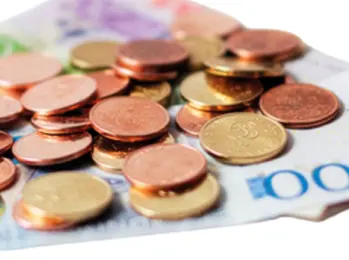 svenska sedlar och mynt i olika valörer