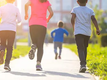 bild bakifrån på joggande barn
