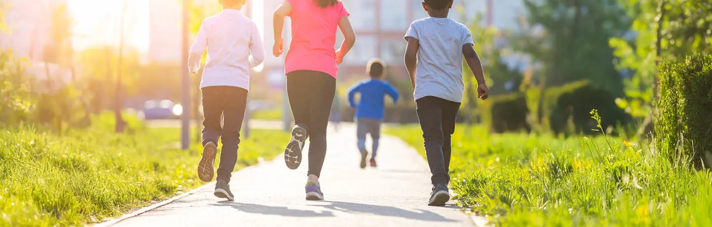 bild bakifrån på joggande barn