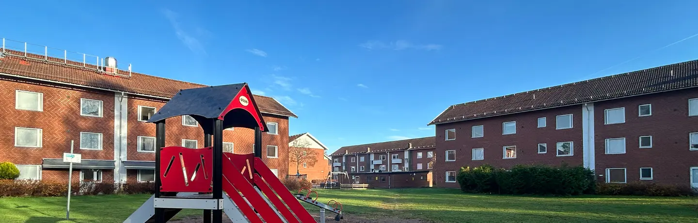 Humlan med lekplats och fasader