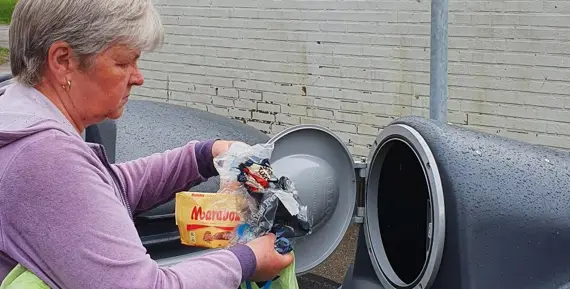 Inga Dudas, boende i Humlan, sorterar sitt avfall och lämnar plast för återvinning på miljöstationen