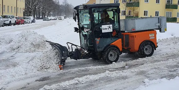 Eidars personal snöröjer i bolagets bostadsområden
