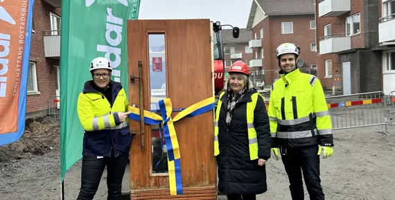 Som symboliskt spadtag knöts ett invigningsband om en dörr som ska återbrukas Marie Uls, Trollhättans Stad, Eleonor Olofsson, Eidar och Christoffer Sundin, Byggdialog.