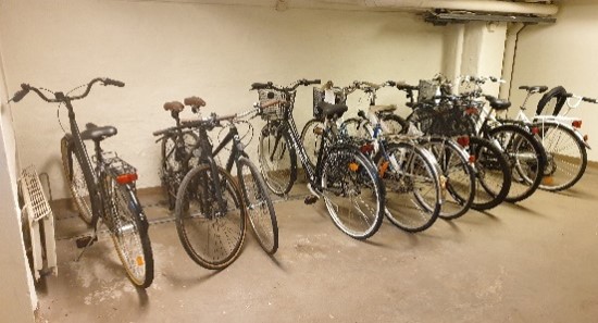 Cyklar som står på rad i ett förråd inomhus