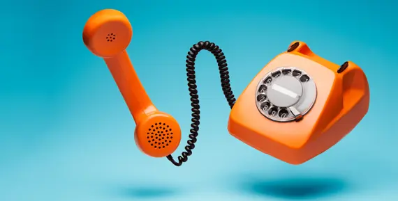 bild på orange telefon av äldre modell