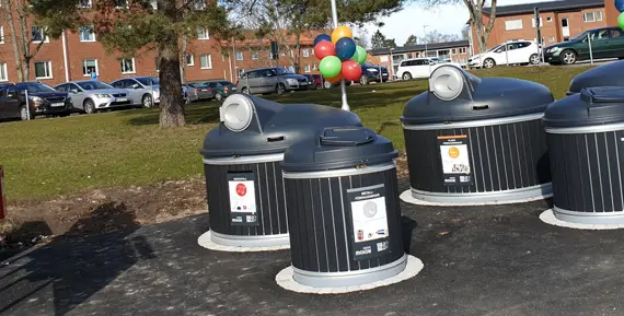 Miljöstation med sopkärl för återvinning pyntad med ballonger i kvarteret Sädesbingen