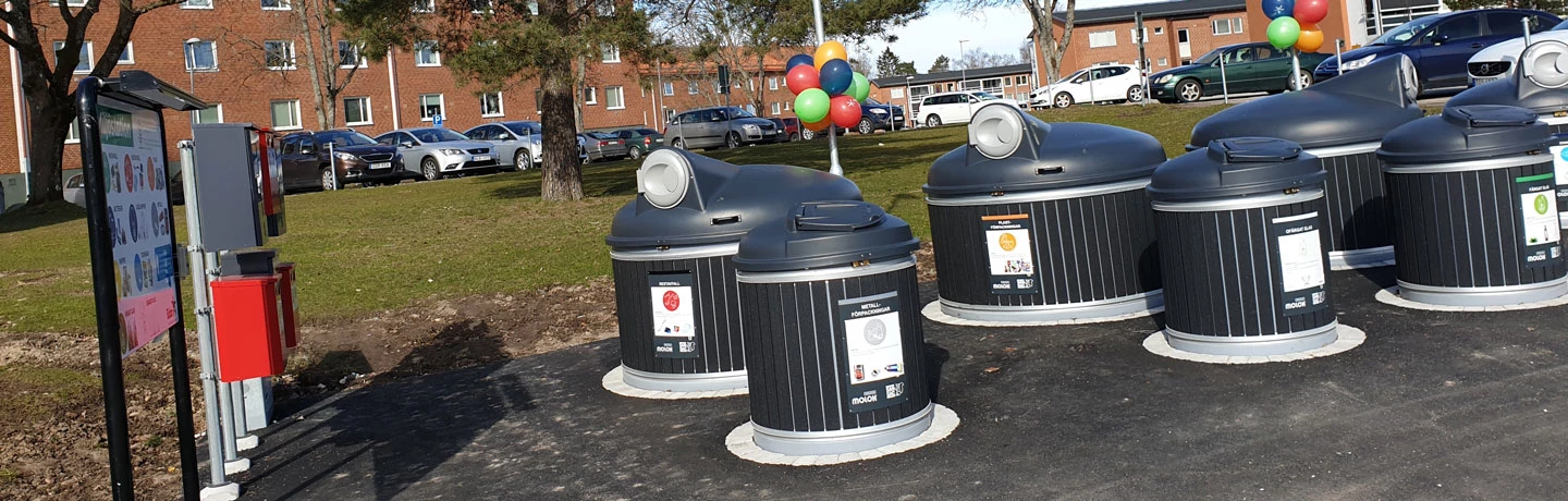 Miljöstation med sopkärl för återvinning pyntad med ballonger i kvarteret Sädesbingen