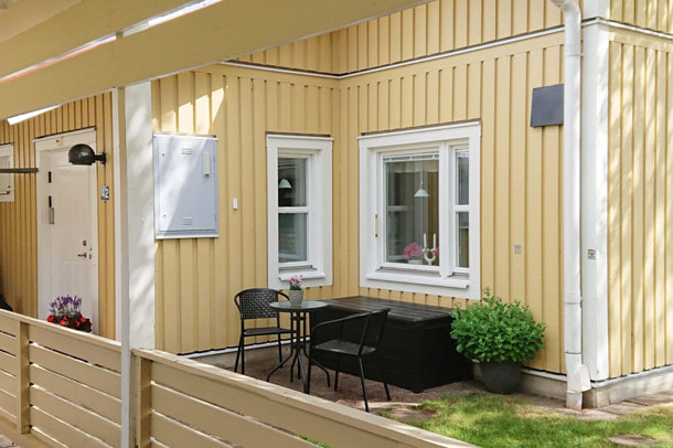 Gult hus med uteplats