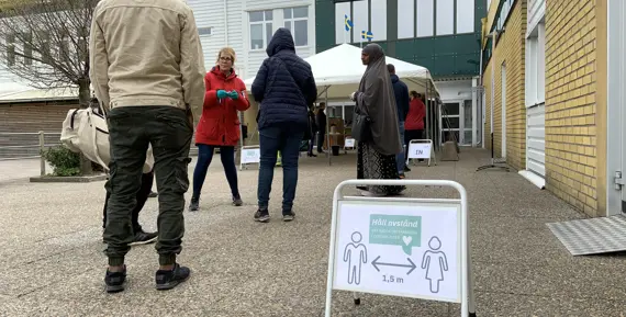 Hyresgäster väntar på sin tur utanför Eidar Center