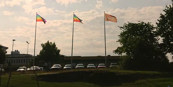 Prideflaggar utanför Eidar Center