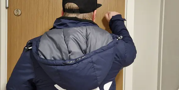 Fastighetsvärd från Eidar knackar på en lägenhetsdörr