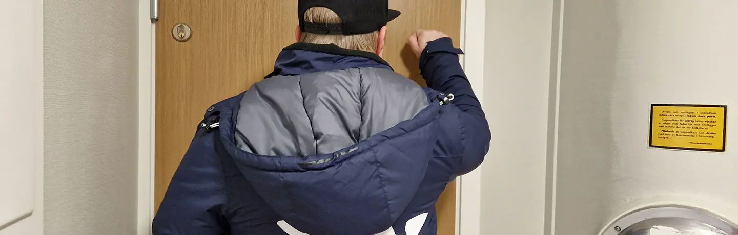Fastighetsvärd från Eidar knackar på en lägenhetsdörr