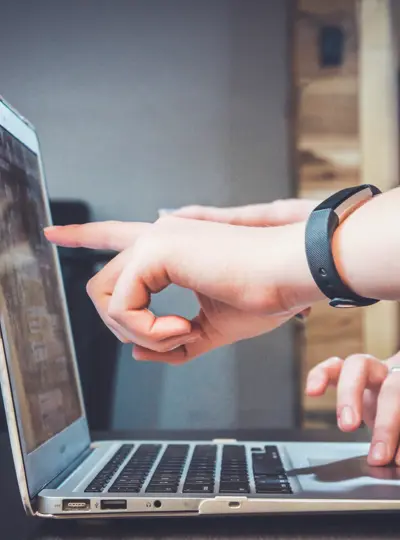 Person pekar på datorskärm