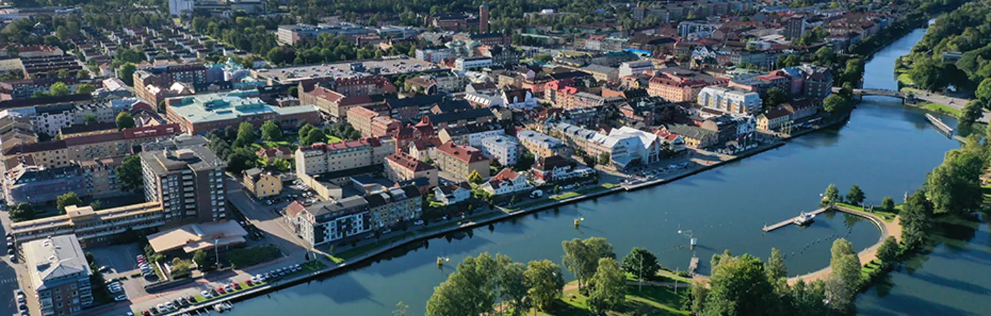 Vy över Trollhättan stad med hamninloppet