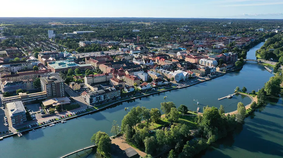 Vy över Trollhättan stad med hamninloppet