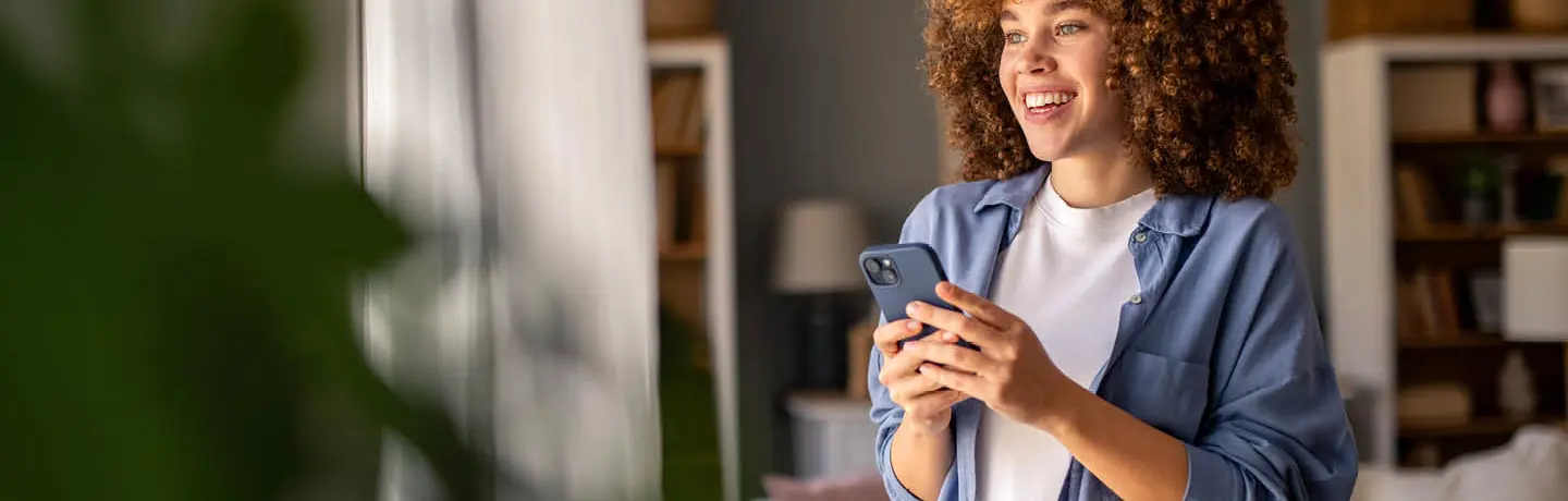 Händer som skriver på en dator, grafik som visar en enkät