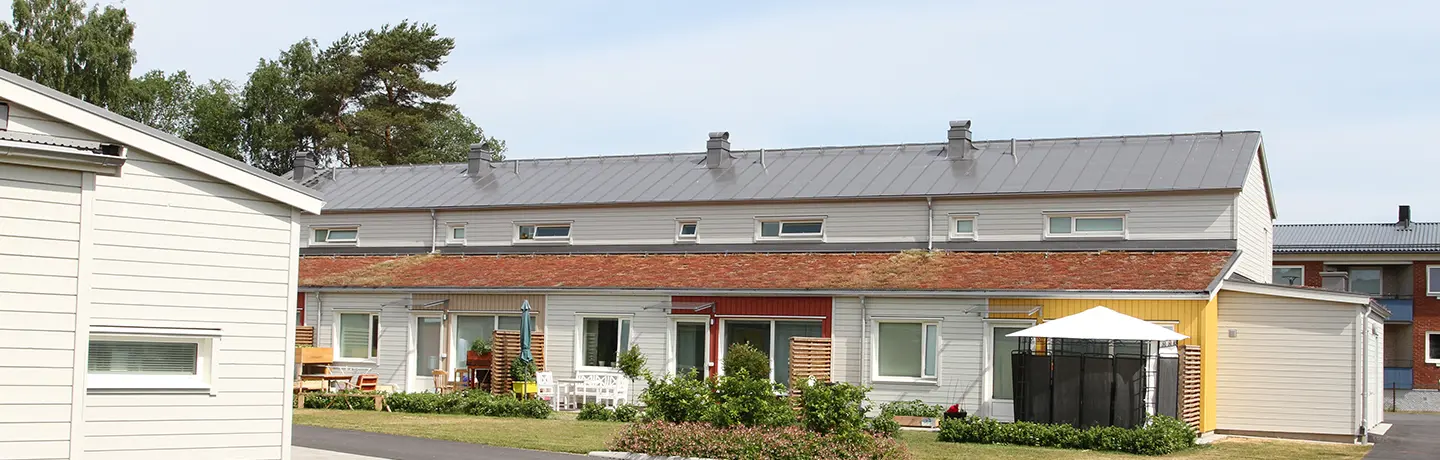 Fasadbild över kvarteret Skördetröskan 7, på Skördegatan i Kronogården, Trollhättan.