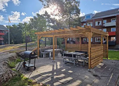 Pergola med bänkar, bord och grill i Sågkvarnen