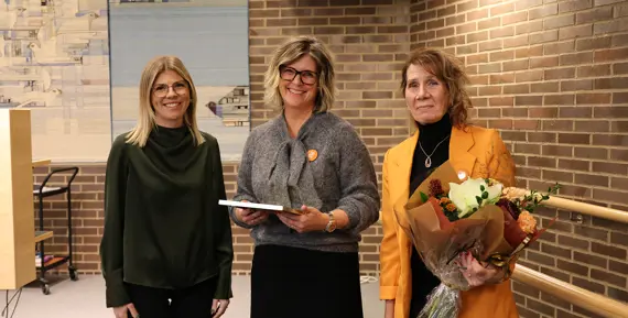 Prisutdelare kommunalråd Louise Brodd, med Anna Wänblom och Marita Darefelt från Eidar.