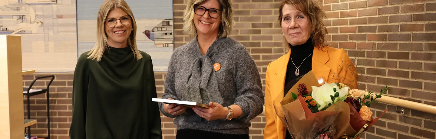 Prisutdelare kommunalråd Louise Brodd, med Anna Wänblom och Marita Darefelt från Eidar.