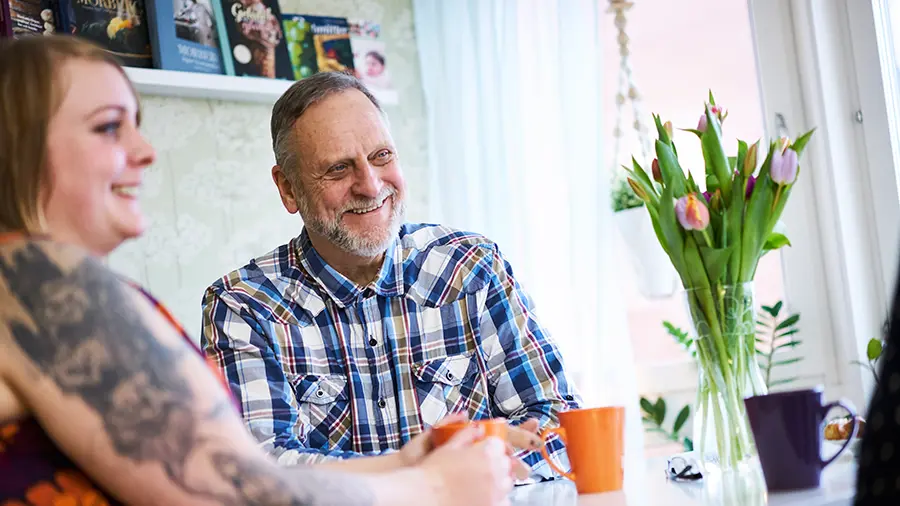 Hyresgäster hos Eidar, man och kvinna fikar vid köksbord