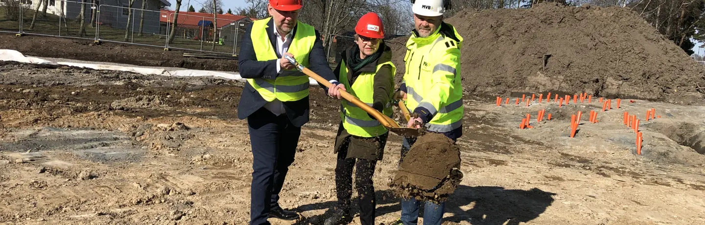 Urban Blom, VD Eidar, Ingrid Andersson enhetschef omsorgsförvaltningen Trollhättan Stad och Peter Lundgren, arbetschef för MVB Astor Bygg AB tar ett gemensamt spadtag