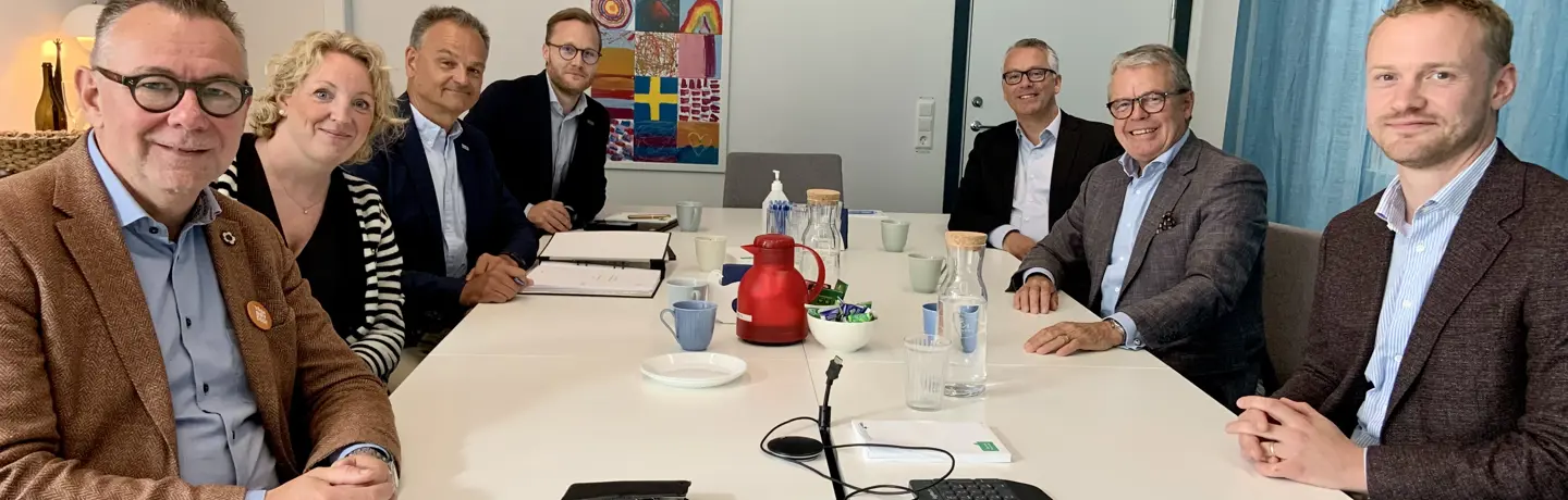 Willhems och Eidar skriver på avtal om fastighetsförsäljning