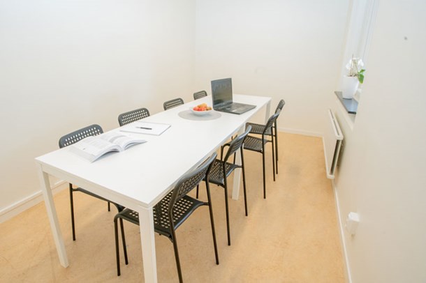 A common study room with a table and chairs