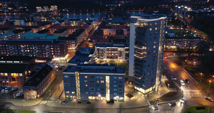 Bild över upplysta fastigheter i centrala Trollhättan
