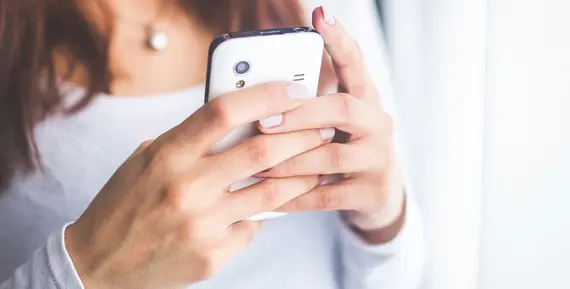 Kvinna med telefon