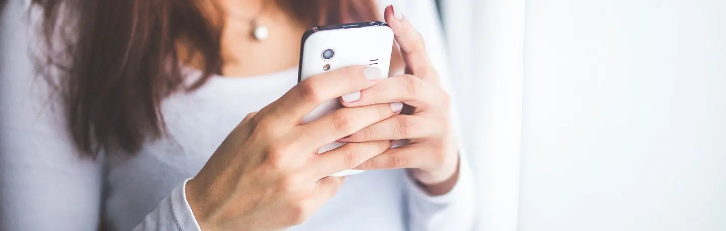 Kvinna med mobiltelefon
