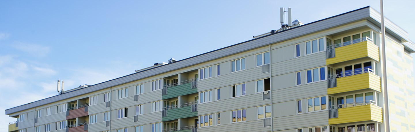 Fasadbild över ett höghus i kvarteret Guldvingen på Lextorpsvägen i Trollhättan. 