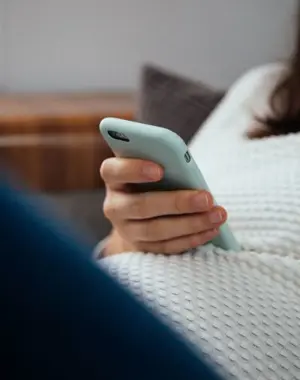 kvinna som håller i smartphone