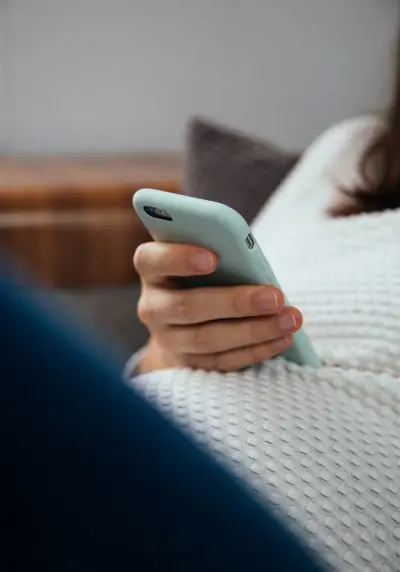 kvinna som håller i smartphone