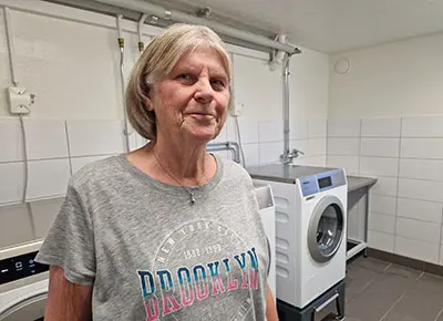 Nöjd hyresgäst i en av de nya tvättstugorna i Sjuntorp