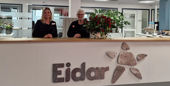 Emma Larsson och Eva-Lott Bussqvist Eriksson står redo att välkomna kunderna i receptionen på Eidar Center.
